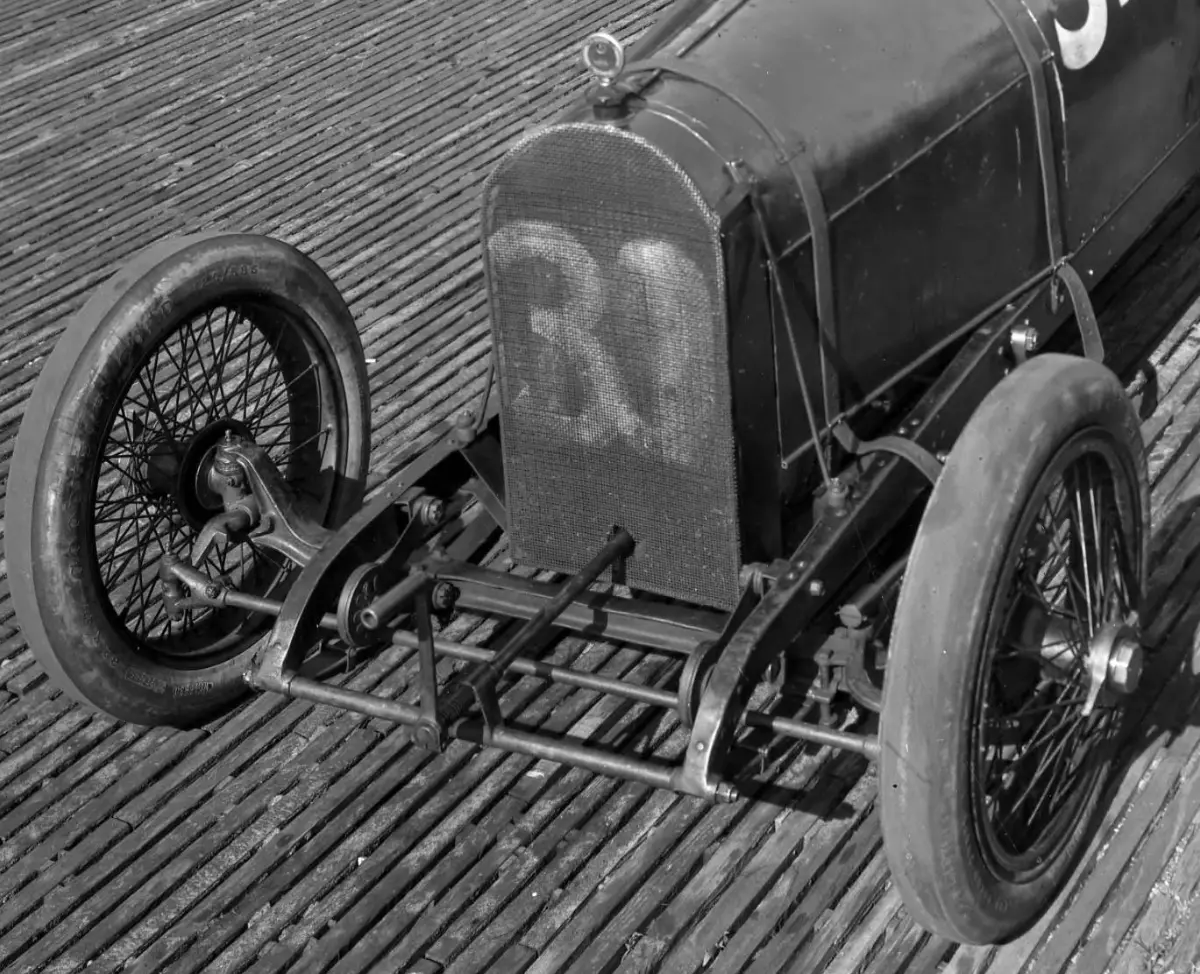 Frente de un auto de carrera de 1920 con el panal del radiador a la vista