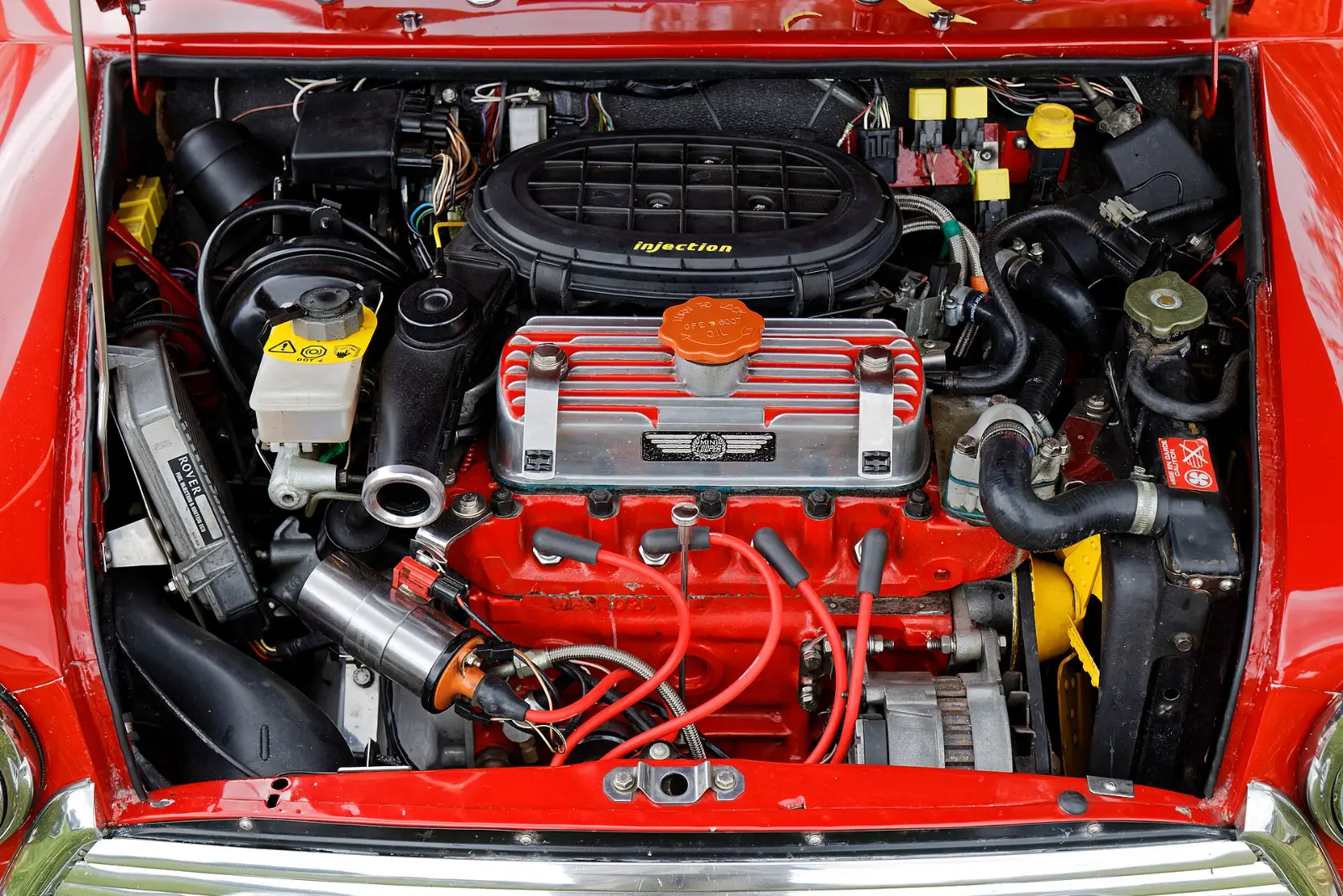Motor de un auto con el radiador instalado a la derecha del vano
